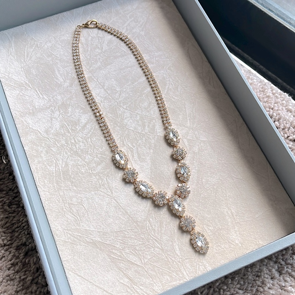 Elegant Gold Necklace with Sparkling Gemstones (costume jewelry)